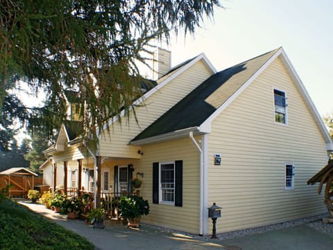 Plant, Sky, Building, Window, Tree, House, Cottage, Siding, Neighbourhood, Residential Area