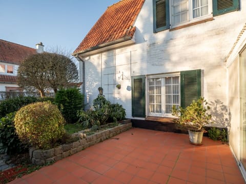 Plant, Building, Window, Property, Sky, Road Surface, House, Neighbourhood, Residential Area