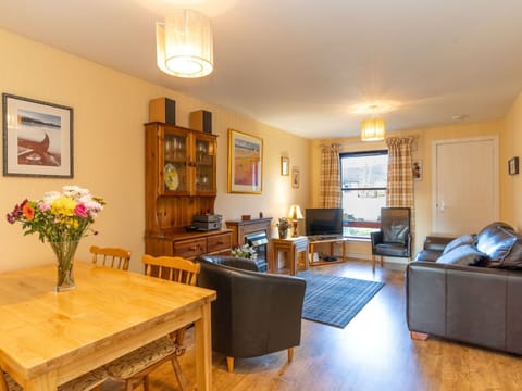 Table, Picture Frame, Flower, Furniture, Property, Plant, Houseplant, Chair, Wood, Interior Design