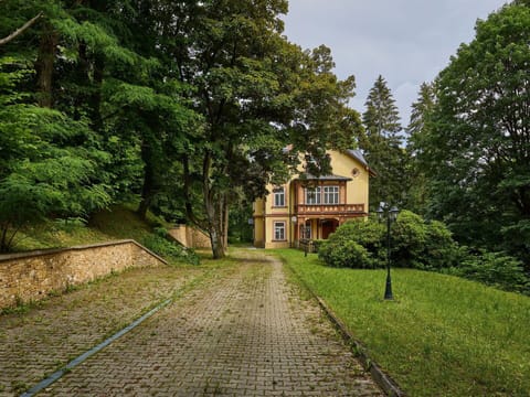 Plant, Building, Window, Tree, Sky, House, Natural Landscape, Land Lot, Cottage, Wood