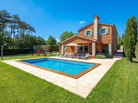 Property, Furniture, Plant, Sky, Building, Swimming Pool, Table, Azure, Shade, Outdoor Furniture
