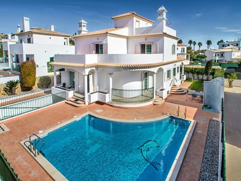 Water, Sky, Building, Swimming Pool, Window, Plant, Azure, Outdoor Furniture, Leisure, Condominium