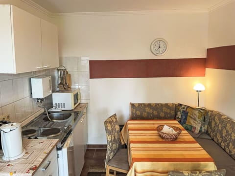 Property, Kitchen Sink, Cabinetry, Sink, Wood, Interior Design, Kitchen Appliance, Building, Comfort, Flooring