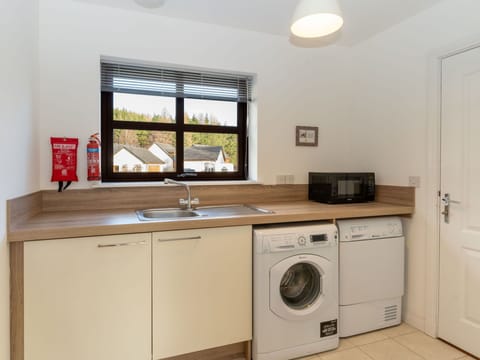 Kitchen Sink, Cabinetry, Sink, Property, Laundry Room, Countertop, Washing Machine, Window, Tap, Clothes Dryer