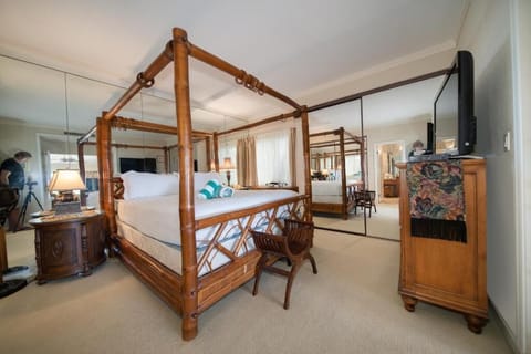 Bedroom with 1 Queen bed