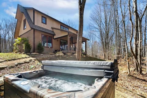 Hot Tub in a Peaceful Wooded Setting