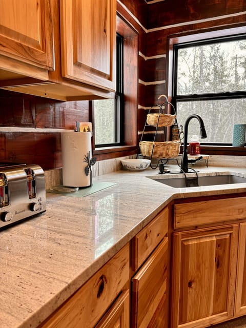 4-slice toaster, garbage disposal, blender, & much more in well stocked kitchen