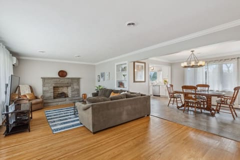 Spacious layout with easy flow through living, dining and kitchen