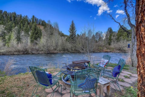 Cozy up to the fire and enjoy the San Juan River right in your back yard. Downtown hub with pubs, bistros, shops & parks 5 miles away. Fun awaits!