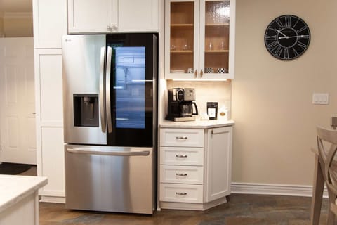 Upgraded appliances – Stainless steel and fully stocked for easy prep.