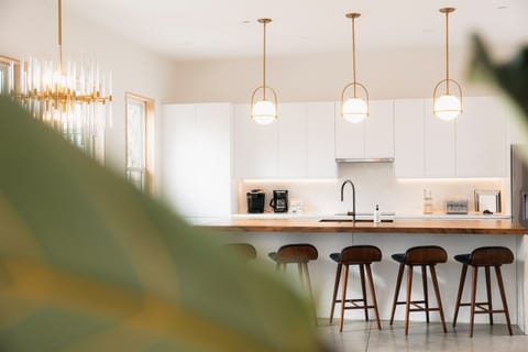 Open concept + coastal modern style 🤍 Big, bright kitchen with room for everyone to gather.