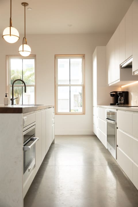 Clean, bright, and stocked for real meals 🍋 A beautiful kitchen designed for families, friends, and effortless hosting