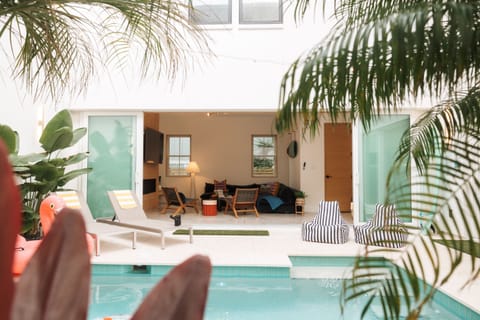 Indoor-outdoor living at its best 🌴 Lounge poolside, unwind under the covered patio, and soak up the sunshine in total privacy