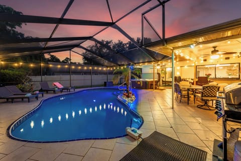 Sunset evening at the pool, hot tub and bar close by. Have a drink on me!
