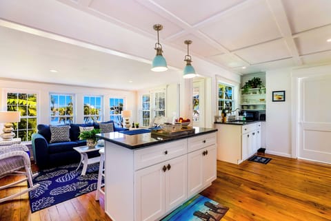 Counter Space - Open layout