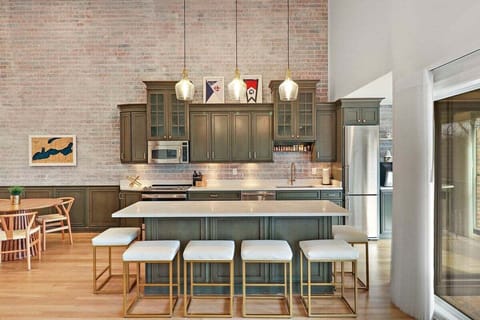 Beautiful renovated kitchen, breakfast bar seating for 6