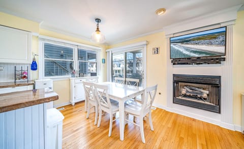 Dining area which can sit six 