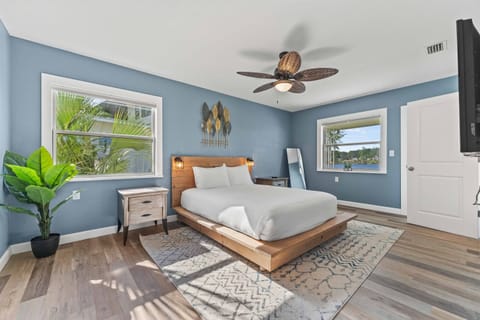 Spacious zen bedroom featuring soft coastal tones, natural light and a peaceful atmosphere.