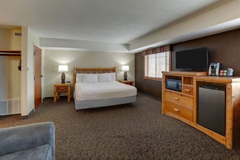 Comfortable Unit with King size bed and Bunk bed