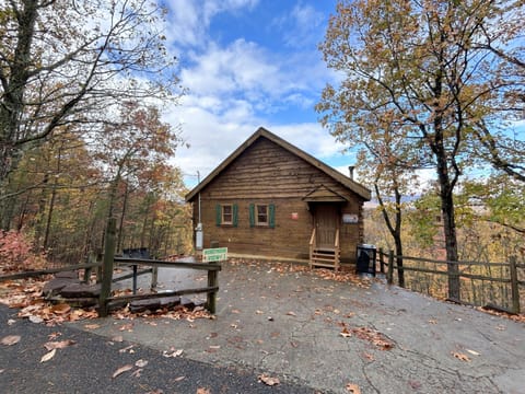 Best Honeymoon Cabin in Pigeon Forge Tennessee