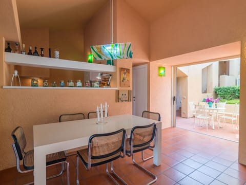 Table, Furniture, Property, Plant, Chair, Interior Design, Wood, Houseplant, Kitchen, Flowerpot