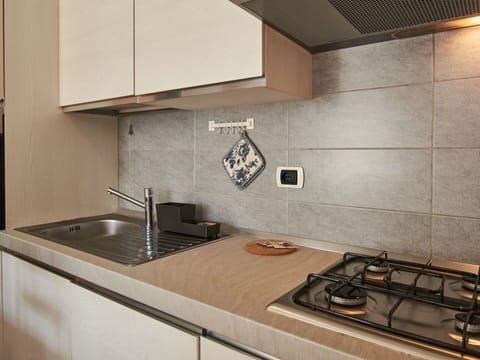 Water, Building, Cloud, Plant, Daytime, Property, Swimming Pool, Sky, Window, Azure