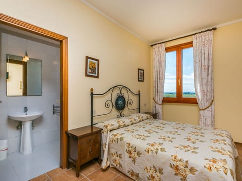 Mirror, Property, Furniture, Window, Building, Sink, Tap, Azure, Wood, Comfort