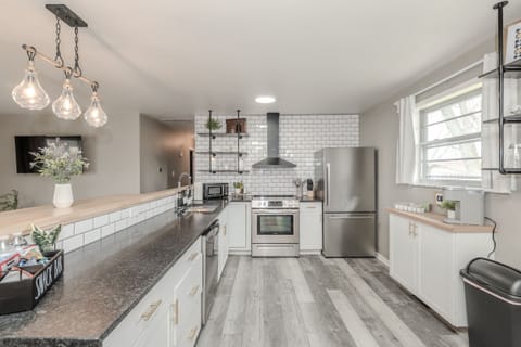 Fully-stocked kitchen with lots of extras!