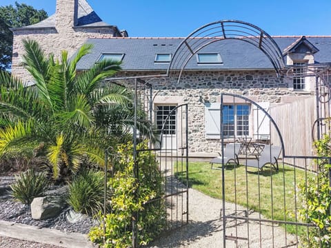 Garden, Estate, Cottage, Landscaping, Driveway, Yard, Courtyard, Flagstone, Villa, Backyard