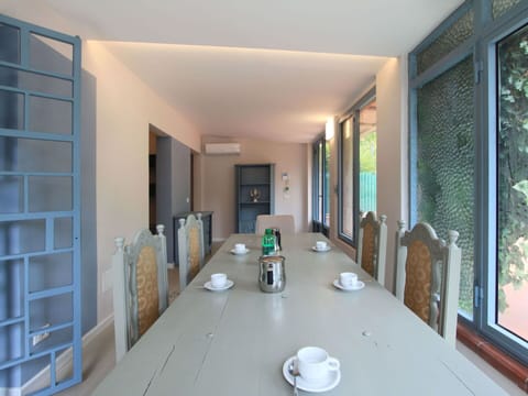 Table, Furniture, Wood, Tableware, Building, Interior Design, Plant, Floor, Flooring