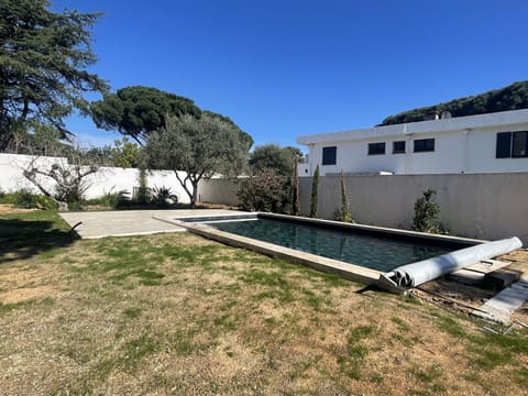 Swimming Pool, Garden, Landscaping, Backyard, Shade, Estate, Yard, Resort, Water Feature, Hacienda
