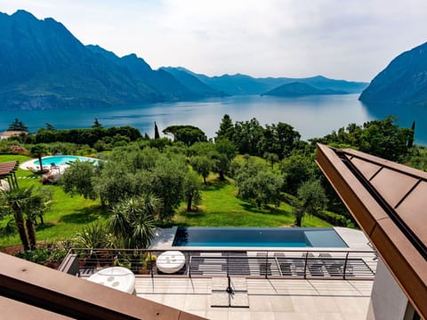 Water, Sky, Cloud, Mountain, Property, Daytime, Building, Blue, Nature, Azure