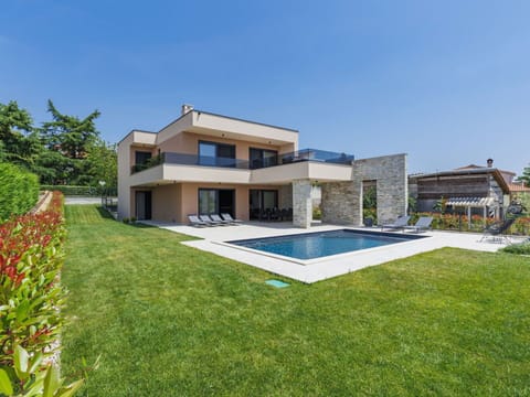 Sky, Plant, Building, Rectangle, Swimming Pool, Grass, Window, Urban Design, Condominium, Residential Area