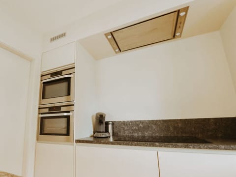 Wood, Rectangle, Flooring, Floor, Building, Hardwood, Ceiling, Shade, Glass, Plaster