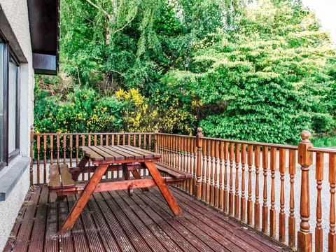 Property, Green, Wood, Fence, Tree, Vegetation, Porch, Grass, Natural Landscape, Building