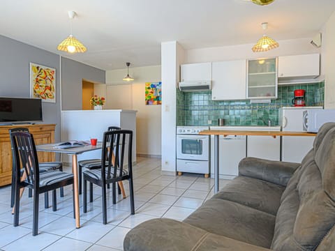 Water, Sky, Building, Plant, Property, Swimming Pool, Azure, Tree, Window, House