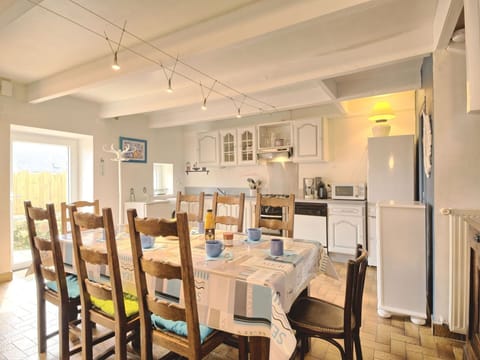 Water, Sky, Building, Plant, Property, Swimming Pool, Azure, Tree, Window, House