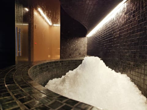 Water, Sky, Building, Plant, Property, Swimming Pool, Azure, Tree, Window, House