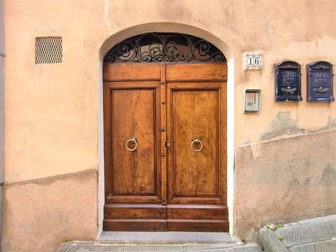 Cloud, Sky, Plant, Property, Window, Building, Outdoor Bench, Nature, Natural Landscape, Picnic Table
