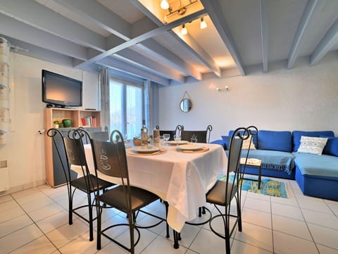 Table, Plant, Cloud, Sky, Building, Property, Tableware, Chair, Interior Design, Outdoor Furniture
