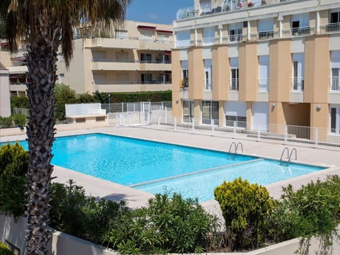 Water, Building, Plant, Property, Window, Swimming Pool, Azure, Sky, Tree, Condominium