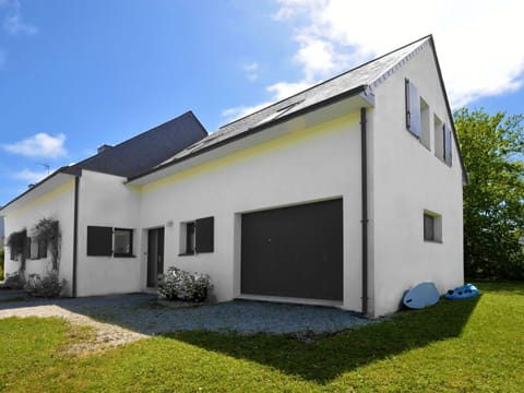 Cloud, Sky, Plant, Building, Property, Window, House, Land Lot, Grass