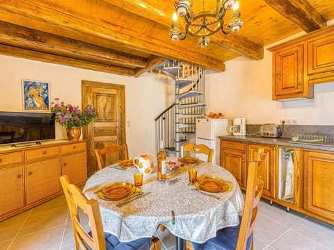 Water, Building, Cloud, Plant, Property, Daytime, Sky, Azure, Tree, House