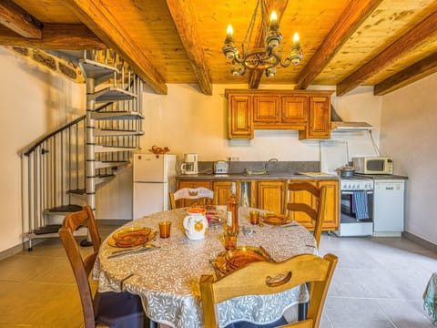 Water, Building, Cloud, Plant, Property, Daytime, Sky, Azure, Tree, House