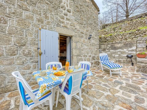 Water, Building, Cloud, Plant, Property, Daytime, Sky, Azure, Tree, House