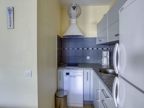 Water, Building, Cloud, Plant, Property, Daytime, Sky, Azure, Tree, House