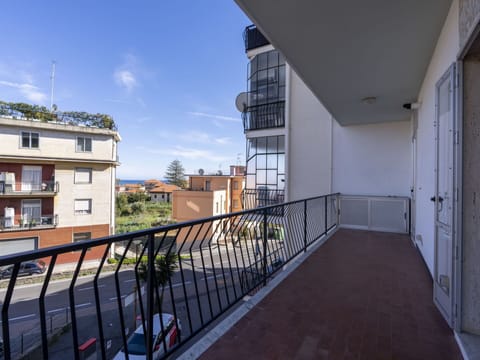 Water, Building, Cloud, Plant, Property, Daytime, Sky, Azure, Tree, House