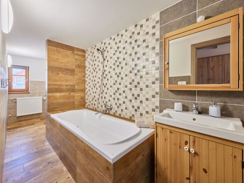 Mirror, Brown, Tap, Sink, Cabinetry, Bathroom Cabinet, Plumbing Fixture, Property, Furniture, Building