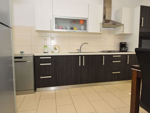 Property, Furniture, Comfort, Wood, Table, Television, Flooring, Interior Design, Floor, Architecture