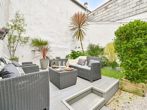 Sky, Building, Property, Water, Plant, Azure, Swimming Pool, Architecture, Tree, Condominium